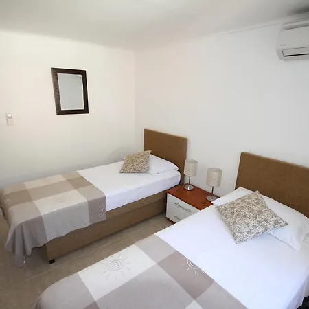 Jacqueline Apartment *