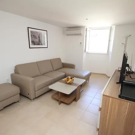 Jacqueline Apartment *