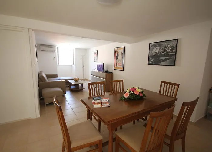 Jacqueline דוברובניק